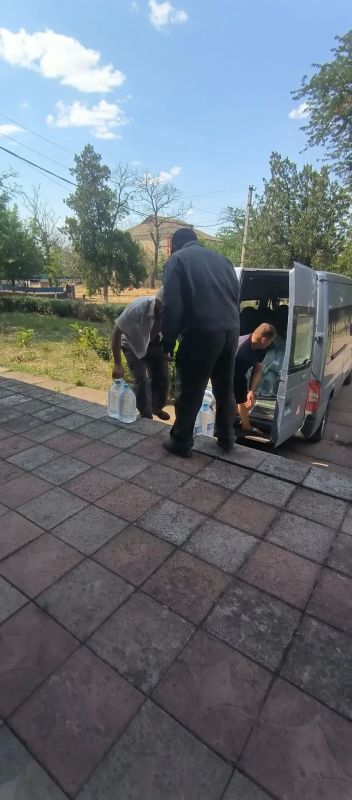 Игорь Кастюкевич: Херсонская область. В Нижнесерогозском округе начали адресную доставку бутилированный питьевой воды маломобильным, многодетным и одиноким гражданам Игорь Кастюкевич: Херсонская область. В Нижнесерогозском округе начали адресную доставку бутилированный питьевой воды маломобильным, многодетным и одиноким гражданам