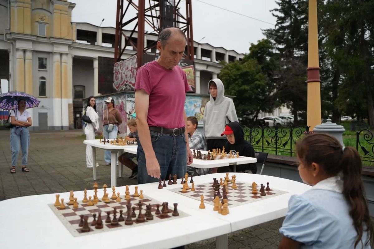 В Иркутске в День физкультурника состоялись сеанс одновременной игры с международным мастером по шахматам Валентином Кроном для детей и темпо-турнир по шахматам среди мужчин и женщин В Иркутске в День физкультурника состоялись сеанс одновременной игры с международным мастером по шахматам Валентином Кроном для детей и темпо-турнир по шахматам среди мужчин и женщин