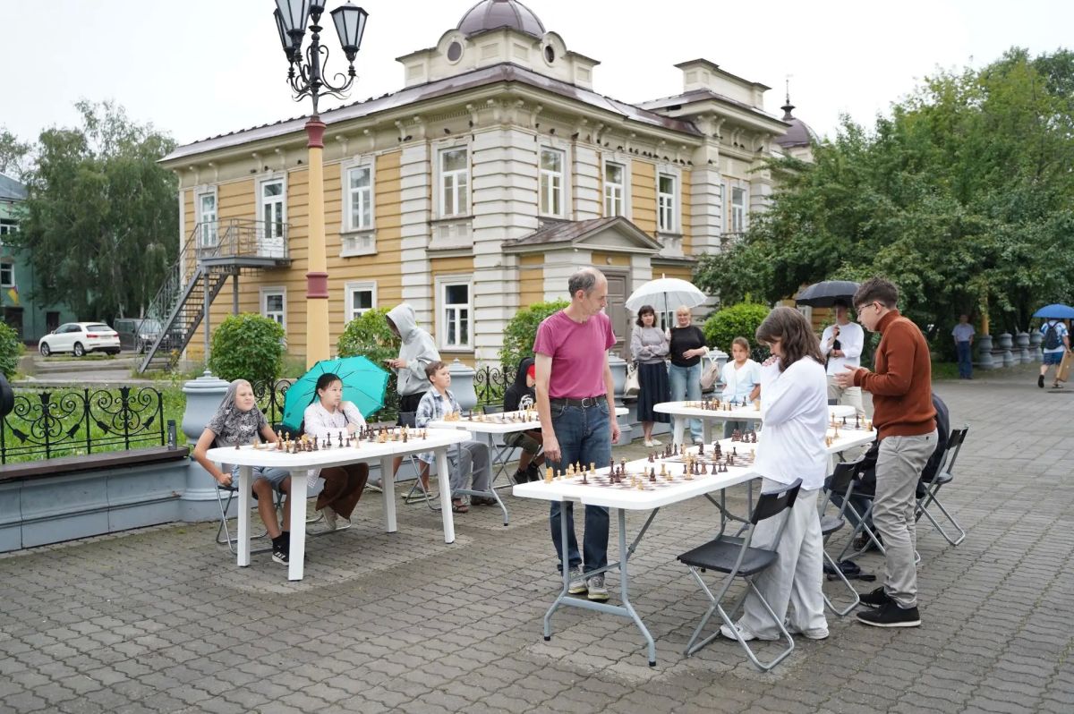 В Иркутске в День физкультурника состоялись сеанс одновременной игры с международным мастером по шахматам Валентином Кроном для детей и темпо-турнир по шахматам среди мужчин и женщин В Иркутске в День физкультурника состоялись сеанс одновременной игры с международным мастером по шахматам Валентином Кроном для детей и темпо-турнир по шахматам среди мужчин и женщин