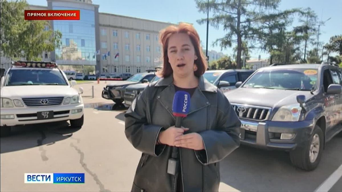 эти минуты у здания правительства Иркутской области припарковались 14 автомобилей — участников международной трансконтинентальной автомобильной экспедиции