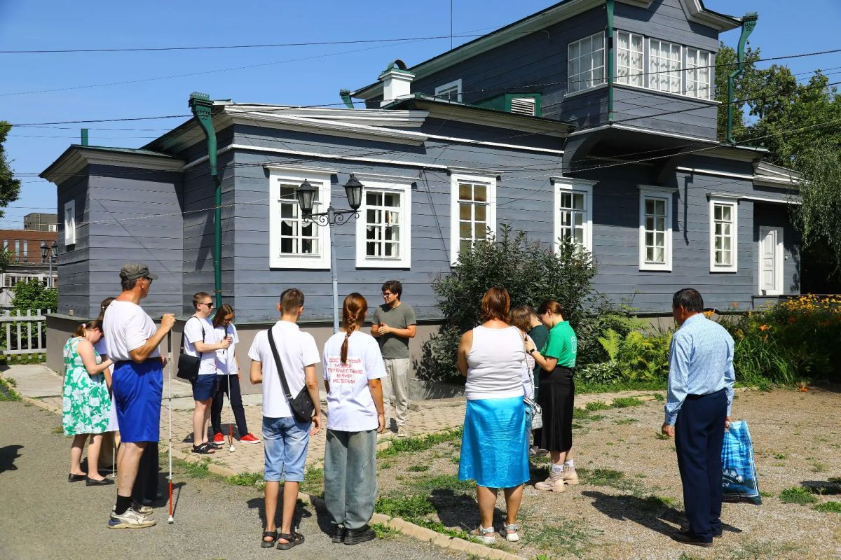 Почувствовать атмосферу XIX века: в Иркутске прошла инклюзивная экскурсия в Доме-музее Трубецких