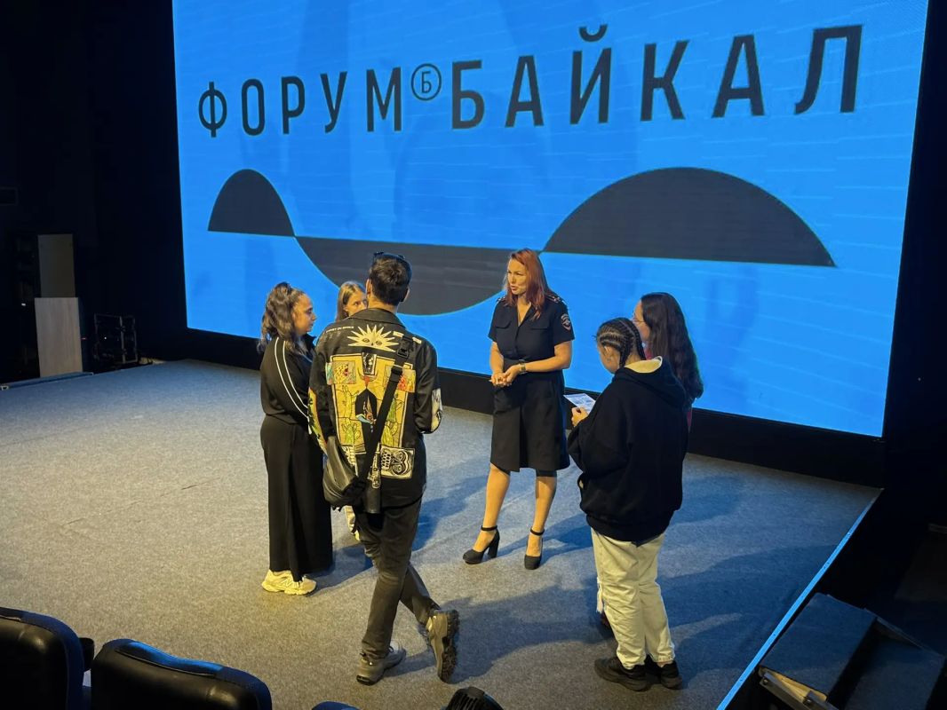 Безопасность на дорогах начинается с молодежи: Госавтоинспекторы выступили для участников форума «Байкал» Безопасность на дорогах начинается с молодежи: Госавтоинспекторы выступили для участников форума «Байкал»