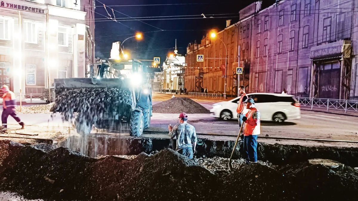 Вот уже две недели после полуночи в центр города приезжают люди в яркой оранжевой униформе и касках Вот уже две недели после полуночи в центр города приезжают люди в яркой оранжевой униформе и касках