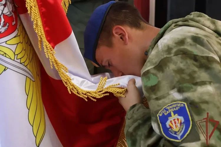 В Управлении Росгвардии по Иркутской области состоялась церемония передачи полотнища с символикой войск национальной гвардии военно-патриотическому центру «Вымпел-Байкал» В Управлении Росгвардии по Иркутской области состоялась церемония передачи полотнища с символикой войск национальной гвардии военно-патриотическому центру «Вымпел-Байкал»