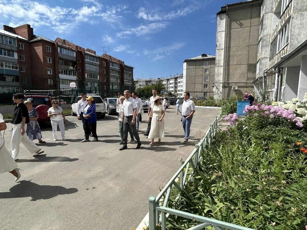 В преддверии подведения итогов конкурса «Дом, в котором я живу» мэр Ангарского округа Сергей Петров провел рабочий выезд В преддверии подведения итогов конкурса «Дом, в котором я живу» мэр Ангарского округа Сергей Петров провел рабочий выезд