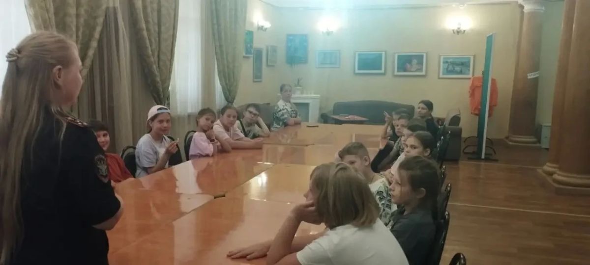 В Ангарске сотрудники транспортной полиции провели профилактическое мероприятие с детьми, посещающими летнюю досуговую программу дворца культуры «Нефтяхимик» В Ангарске сотрудники транспортной полиции провели профилактическое мероприятие с детьми, посещающими летнюю досуговую программу дворца культуры «Нефтяхимик»