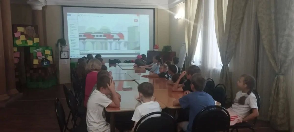 В Ангарске сотрудники транспортной полиции провели профилактическое мероприятие с детьми, посещающими летнюю досуговую программу дворца культуры «Нефтяхимик»