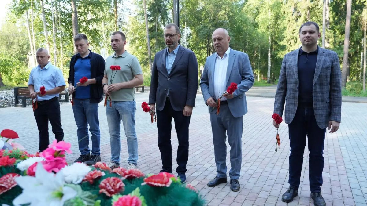 Александр Ведерников оценил итоги реализации инициативных проектов в Усть-Илимске по созданию мемориального комплекса «Звезды памяти»