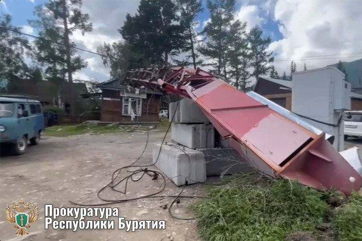 В Аршане вышка рухнула на крышу здания