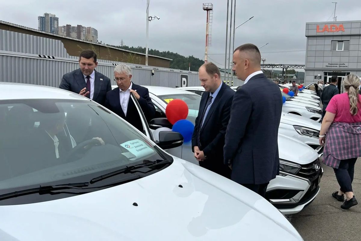 В Иркутской области передали автомобили гражданам, пострадавшим на производстве