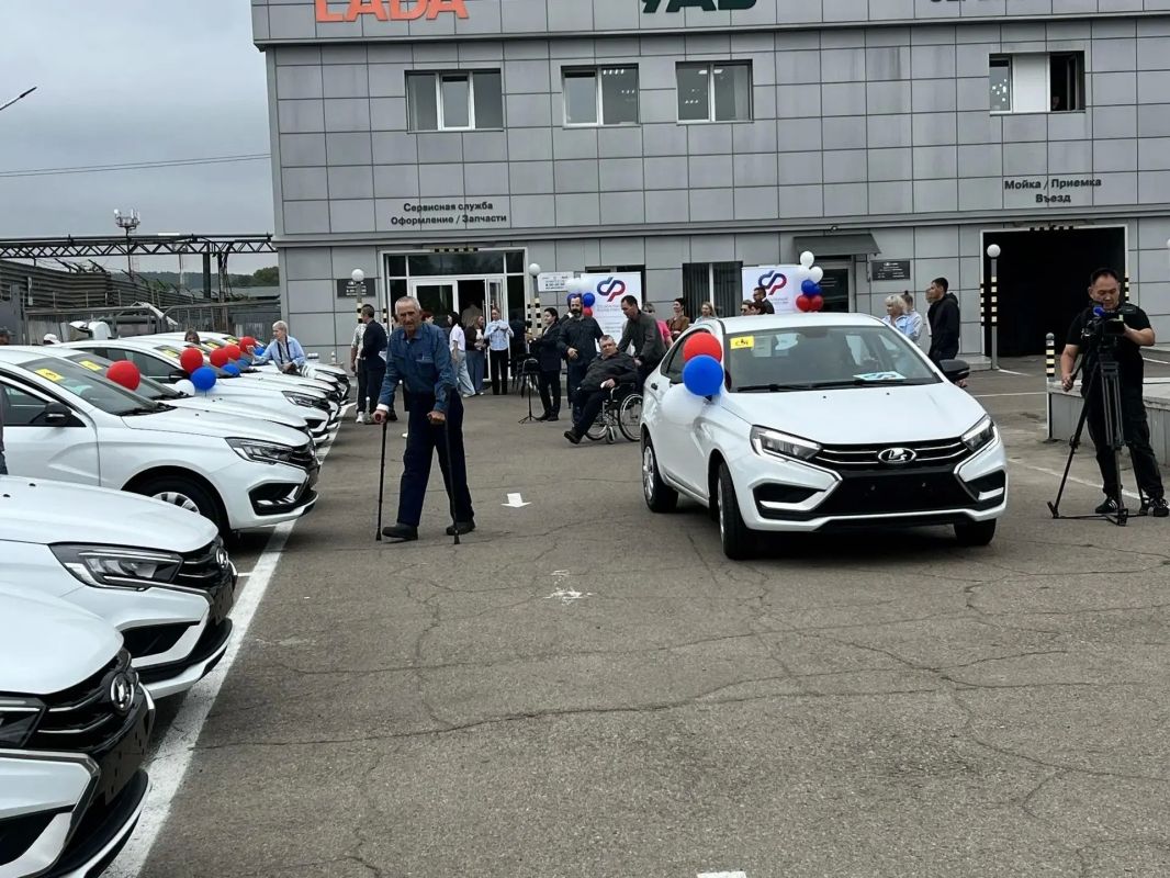 В Иркутской области передали автомобили гражданам, пострадавшим на производстве В Иркутской области передали автомобили гражданам, пострадавшим на производстве