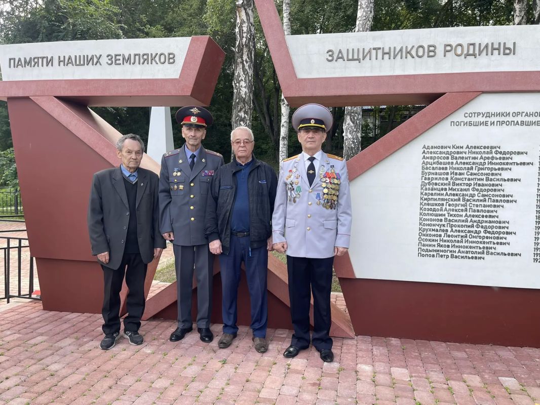 Ветераны транспортной полиции Прибайкалья провели торжественный митинг в честь Дня Государственного флага России и Дня офицера Ветераны транспортной полиции Прибайкалья провели торжественный митинг в честь Дня Государственного флага России и Дня офицера