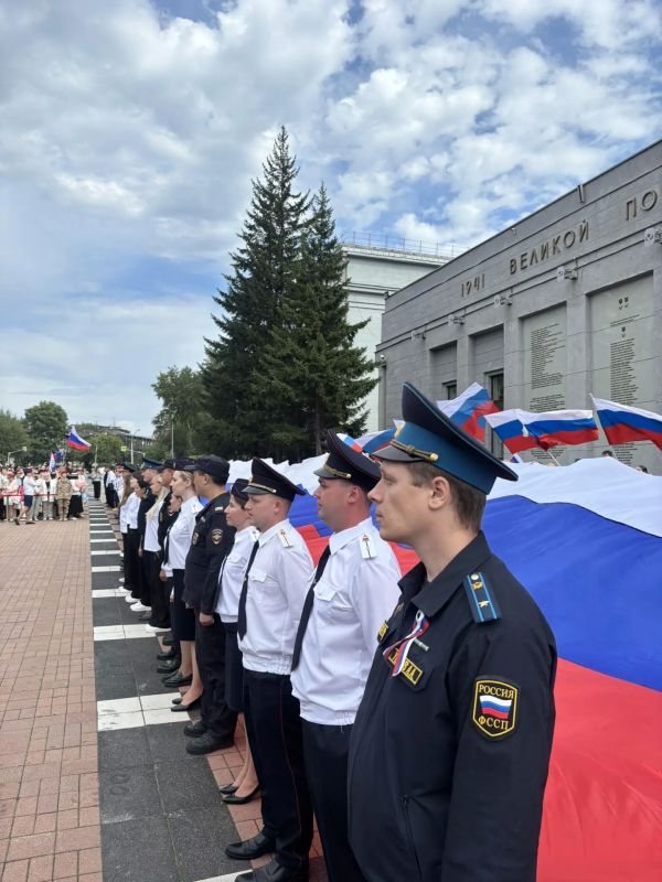 25-метровый российский флаг развернули на площади у «Вечного огня» в Иркутске 25-метровый российский флаг развернули на площади у «Вечного огня» в Иркутске