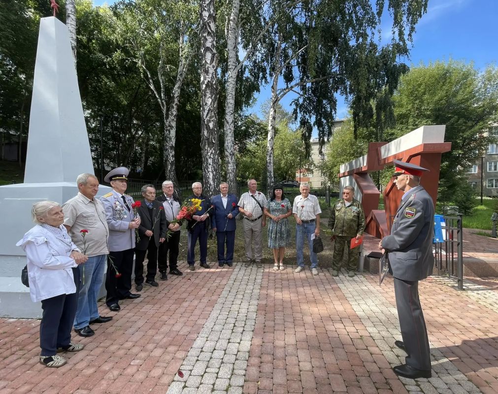 Ветераны транспортной полиции Прибайкалья провели торжественный митинг в честь Дня Государственного флага России и Дня офицера Ветераны транспортной полиции Прибайкалья провели торжественный митинг в честь Дня Государственного флага России и Дня офицера