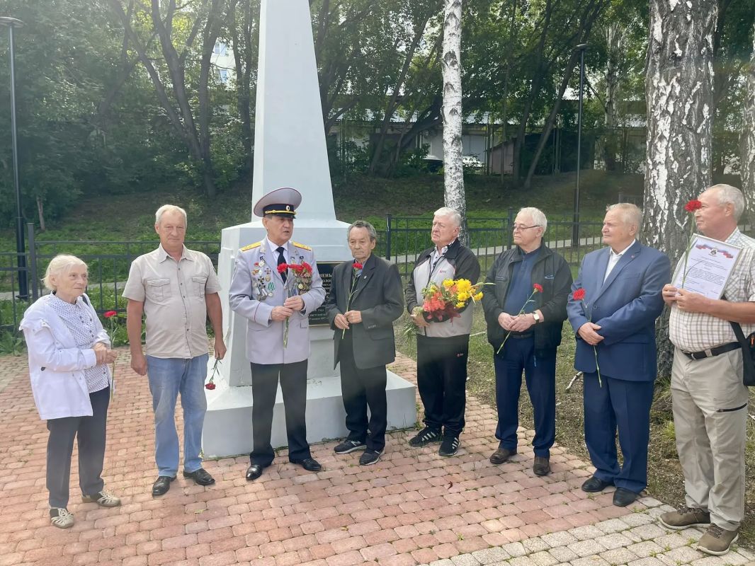 Ветераны транспортной полиции Прибайкалья провели торжественный митинг в честь Дня Государственного флага России и Дня офицера Ветераны транспортной полиции Прибайкалья провели торжественный митинг в честь Дня Государственного флага России и Дня офицера