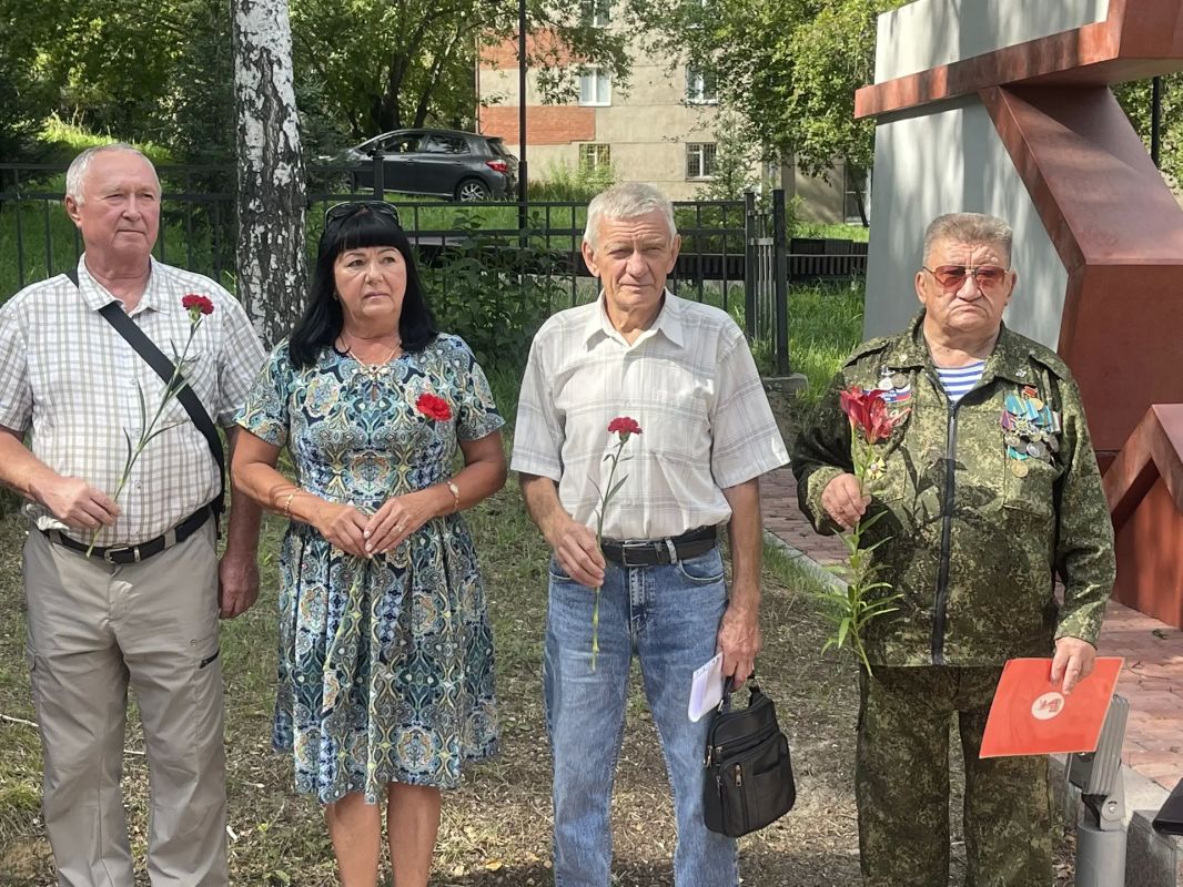 Ветераны транспортной полиции Прибайкалья провели торжественный митинг в честь Дня Государственного флага России и Дня офицера Ветераны транспортной полиции Прибайкалья провели торжественный митинг в честь Дня Государственного флага России и Дня офицера
