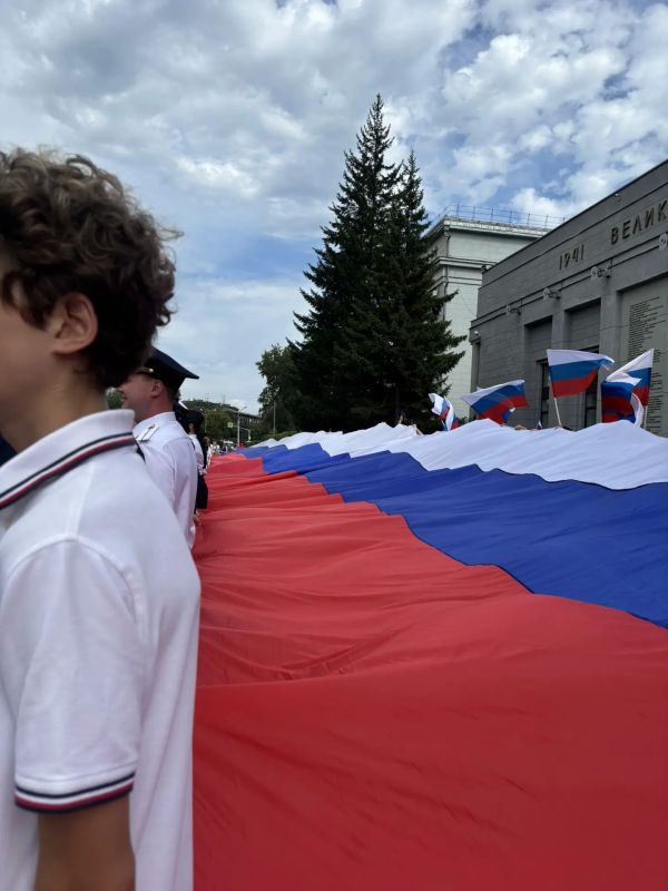 25-метровый российский флаг развернули на площади у «Вечного огня» в Иркутске 25-метровый российский флаг развернули на площади у «Вечного огня» в Иркутске
