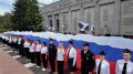 Триколор длиной 25 метров развернули сегодня в областном центре у мемориала «Вечный огонь Славы» в преддверии Дня флага России