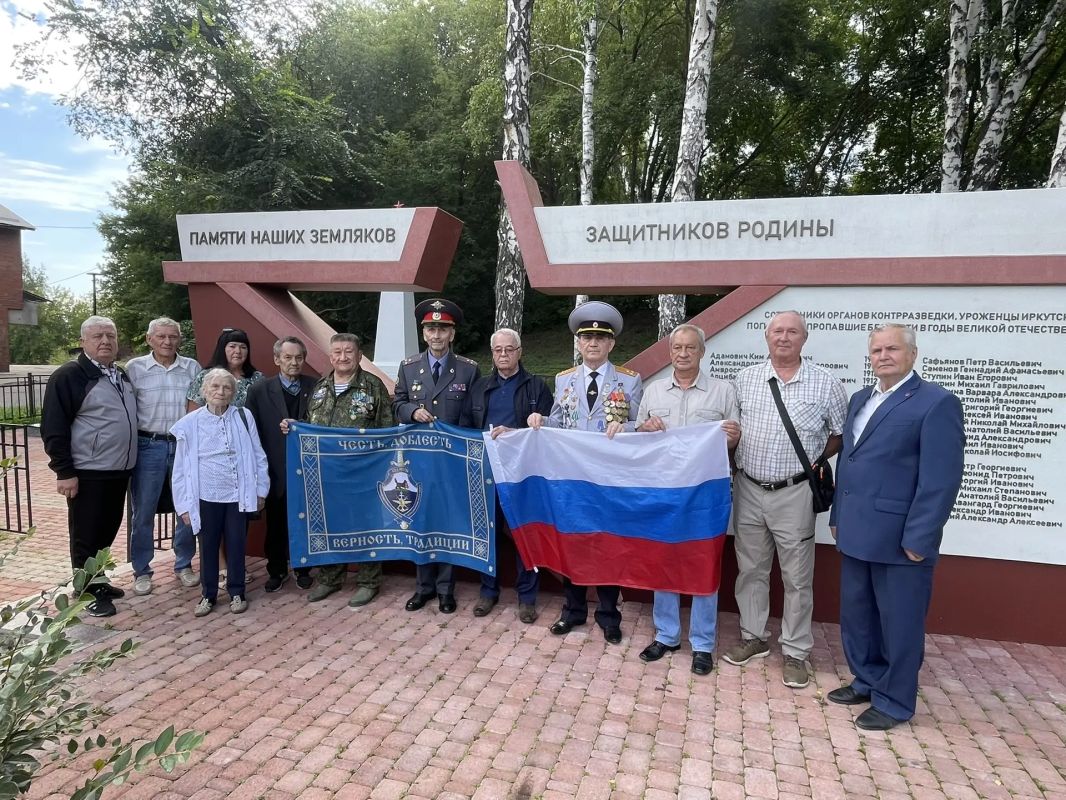 Ветераны транспортной полиции Прибайкалья провели торжественный митинг в честь Дня Государственного флага России и Дня офицера Ветераны транспортной полиции Прибайкалья провели торжественный митинг в честь Дня Государственного флага России и Дня офицера