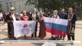 Триколор длиной 25 метров развернули сегодня в областном центре у мемориала «Вечный огонь Славы» в преддверии Дня флага России