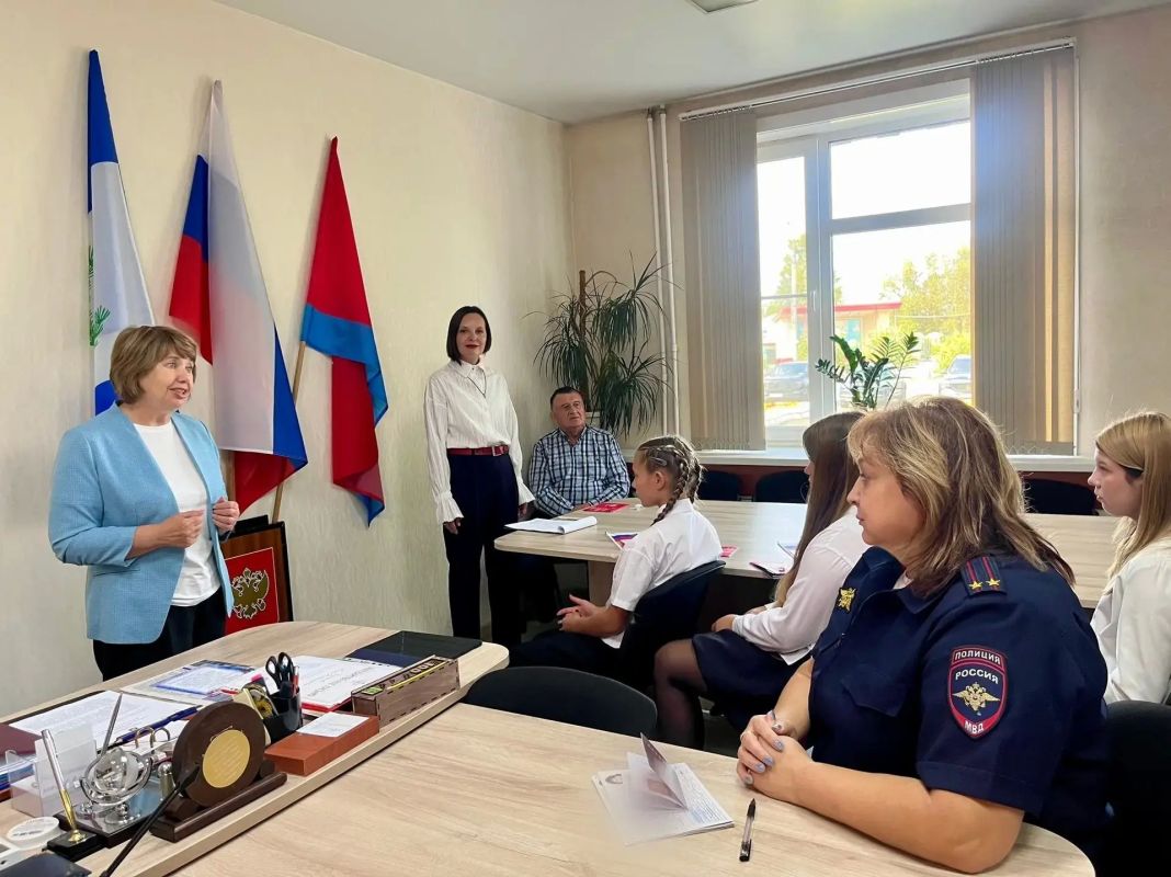 В Зиме полицейские вручили паспорта юным жителям В Зиме полицейские вручили паспорта юным жителям