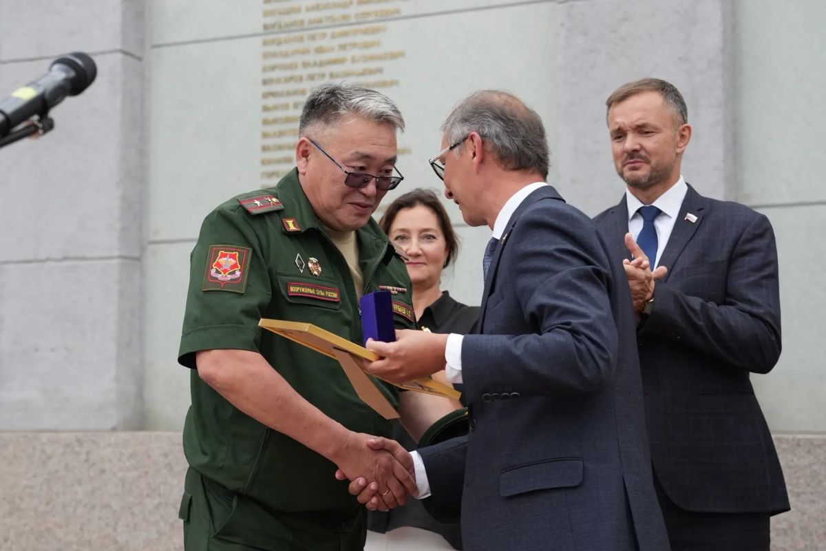 Игорь Кобзев: Сегодня я хочу от всей души поздравить жителей региона с Днём Государственного флага России! В этот знаменательный день мы вспоминаем прошлое и настоящее, говорим о великой истории нашей страны Игорь Кобзев: Сегодня я хочу от всей души поздравить жителей региона с Днём Государственного флага России! В этот знаменательный день мы вспоминаем прошлое и настоящее, говорим о великой истории нашей страны
