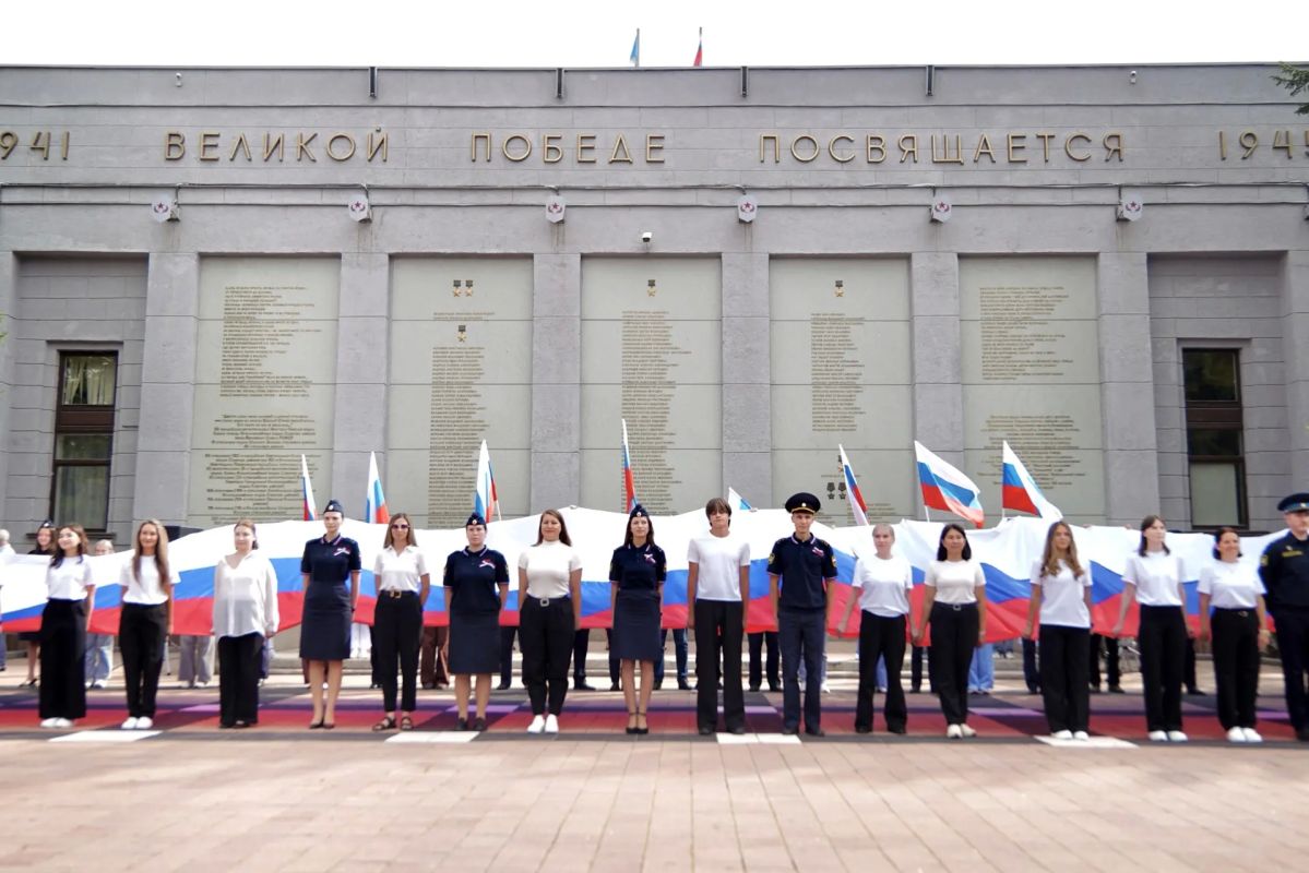 Активная молодежь приняла участие в акции, посвященной празднованию Дню Государственного флага России