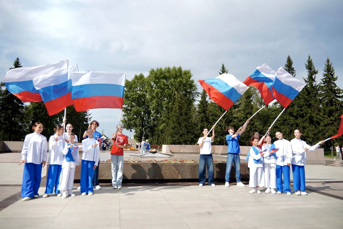 Активная молодежь приняла участие в акции, посвященной празднованию Дню Государственного флага России Активная молодежь приняла участие в акции, посвященной празднованию Дню Государственного флага России