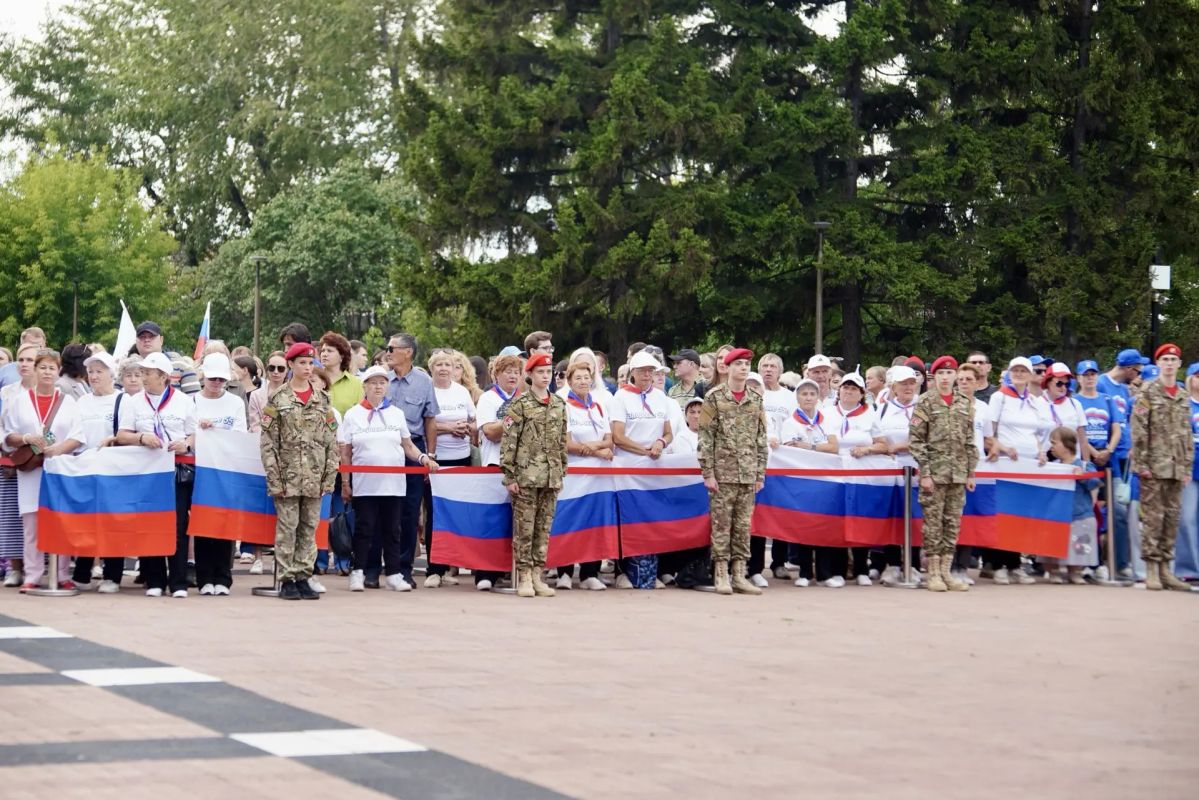 Активная молодежь приняла участие в акции, посвященной празднованию Дню Государственного флага России Активная молодежь приняла участие в акции, посвященной празднованию Дню Государственного флага России