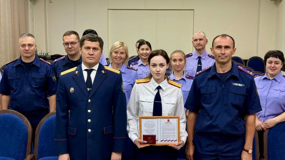 В следственном управлении СК России по Иркутской области в торжественной обстановке выпускница Московской академии Следственного комитета им. А.Я. Сухарева приняла Присягу сотрудника Следственного комитета Российской... В следственном управлении СК России по Иркутской области в торжественной обстановке выпускница Московской академии Следственного комитета им. А.Я. Сухарева приняла Присягу сотрудника Следственного комитета Российской...