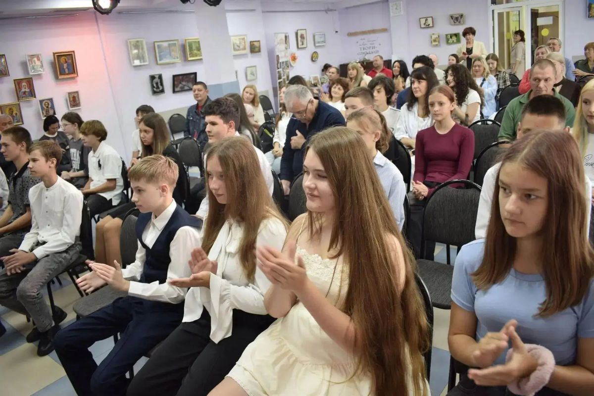 «Шагайте по жизни смело»: 14-летние иркутяне получили первые паспорта в преддверии Дня флага России «Шагайте по жизни смело»: 14-летние иркутяне получили первые паспорта в преддверии Дня флага России