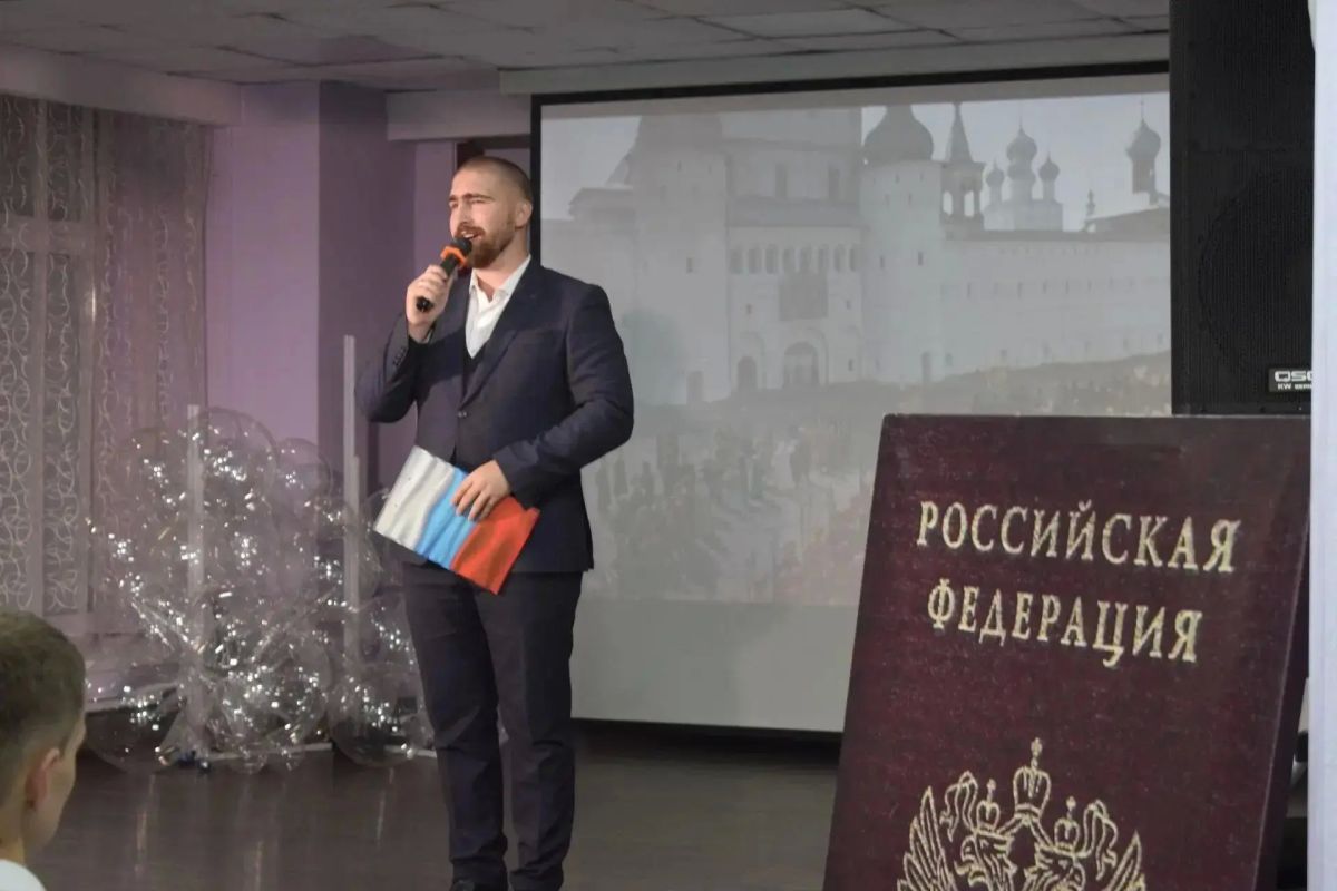 «Шагайте по жизни смело»: 14-летние иркутяне получили первые паспорта в преддверии Дня флага России «Шагайте по жизни смело»: 14-летние иркутяне получили первые паспорта в преддверии Дня флага России