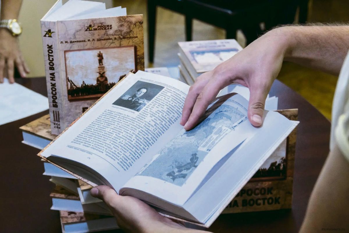 «Бросок на Восток»: иркутские ученые историки Лев Дамешек, Вадим Шахеров и Ирина Дамешек написали книгу о наших взаимоотношениях с Китаем на рубеже XIX и XX веков «Бросок на Восток»: иркутские ученые историки Лев Дамешек, Вадим Шахеров и Ирина Дамешек написали книгу о наших взаимоотношениях с Китаем на рубеже XIX и XX веков