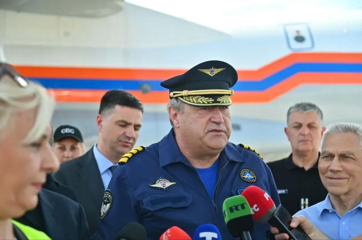 Заместитель Председателя Правительства, Министр внутренних дел Республики Сербия Ивица Дачич поблагодарил российский экипаж за оказанную помощь Заместитель Председателя Правительства, Министр внутренних дел Республики Сербия Ивица Дачич поблагодарил российский экипаж за оказанную помощь