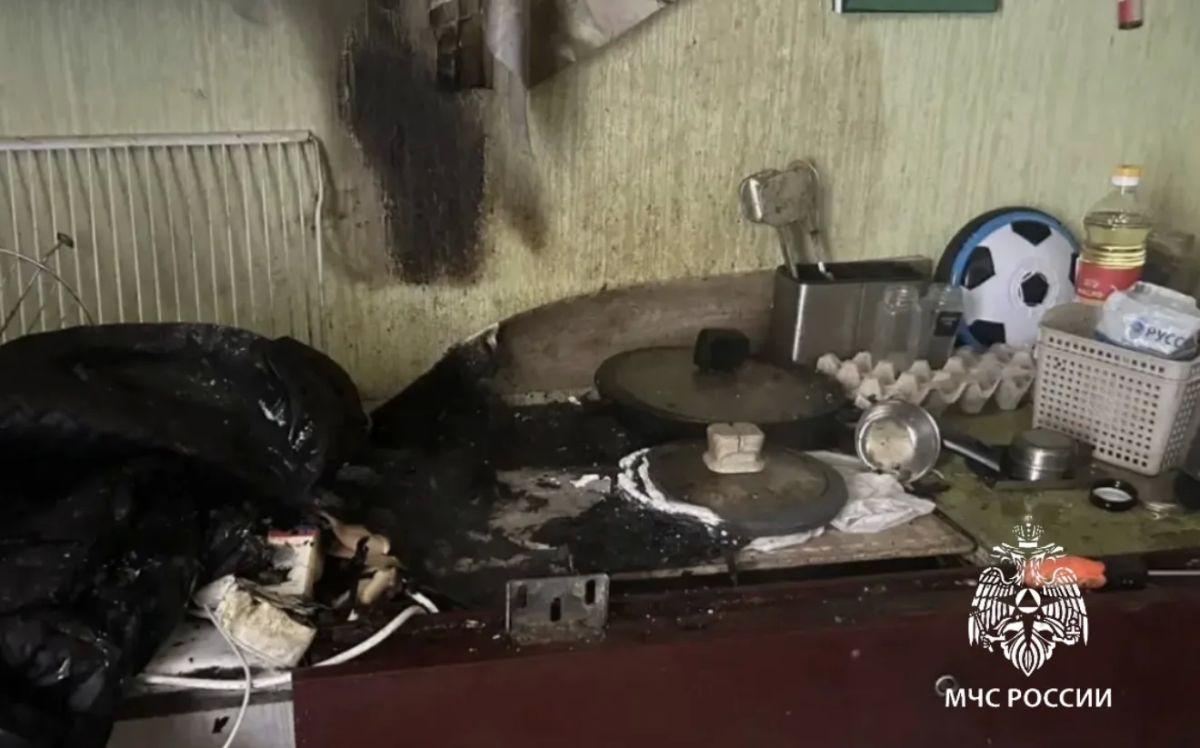 В Шелехове из-за короткого замыкания удлинителя, включенного в розетку загорелась квартира в девятиэтажном доме