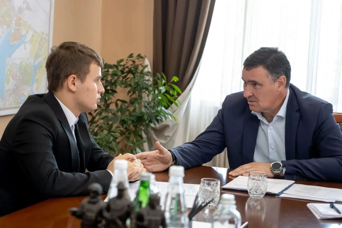 Мэр Руслан Болотов встретился с лидером школьного самоуправления Богданом Вознюком Мэр Руслан Болотов встретился с лидером школьного самоуправления Богданом Вознюком