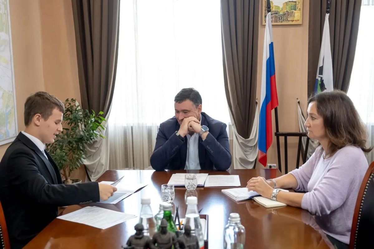 Мэр Руслан Болотов встретился с лидером школьного самоуправления Богданом Вознюком Мэр Руслан Болотов встретился с лидером школьного самоуправления Богданом Вознюком