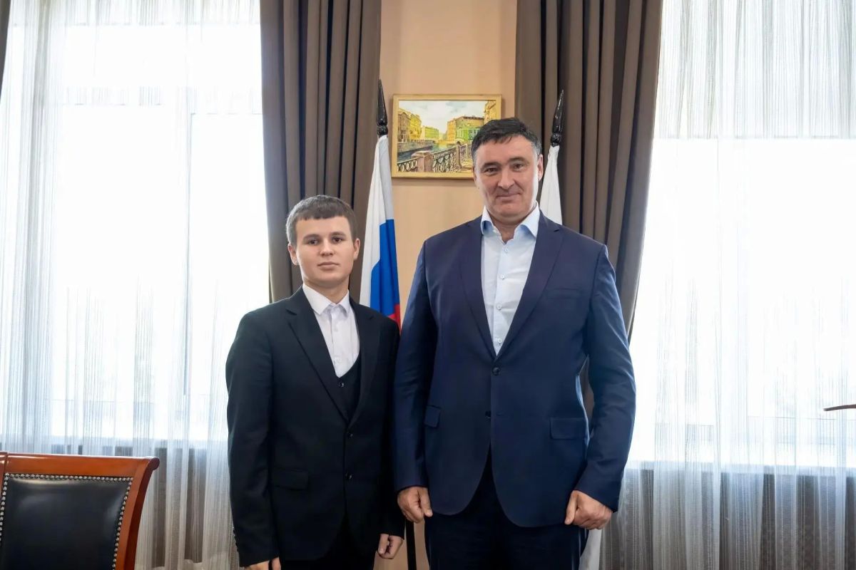 Мэр Руслан Болотов встретился с лидером школьного самоуправления Богданом Вознюком