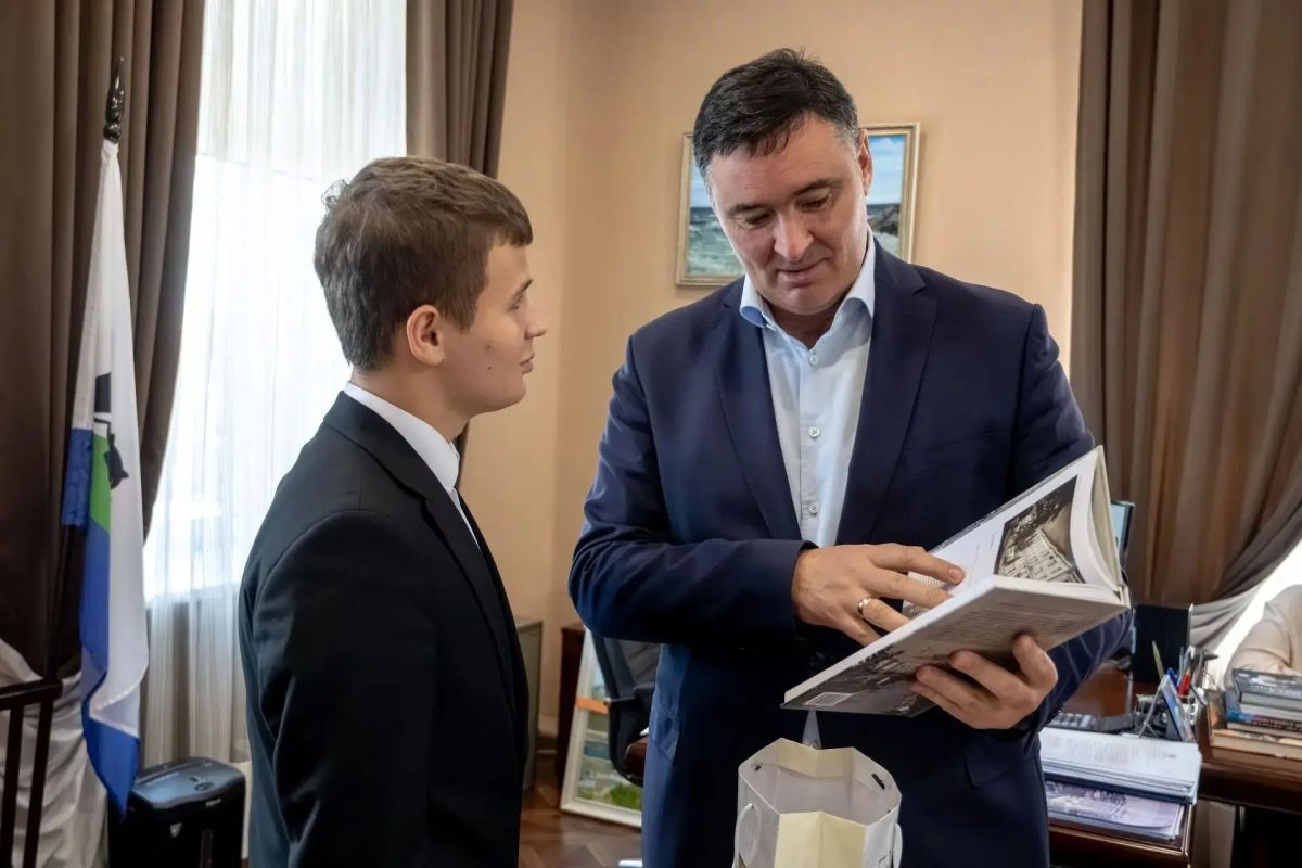 Мэр Руслан Болотов встретился с лидером школьного самоуправления Богданом Вознюком Мэр Руслан Болотов встретился с лидером школьного самоуправления Богданом Вознюком
