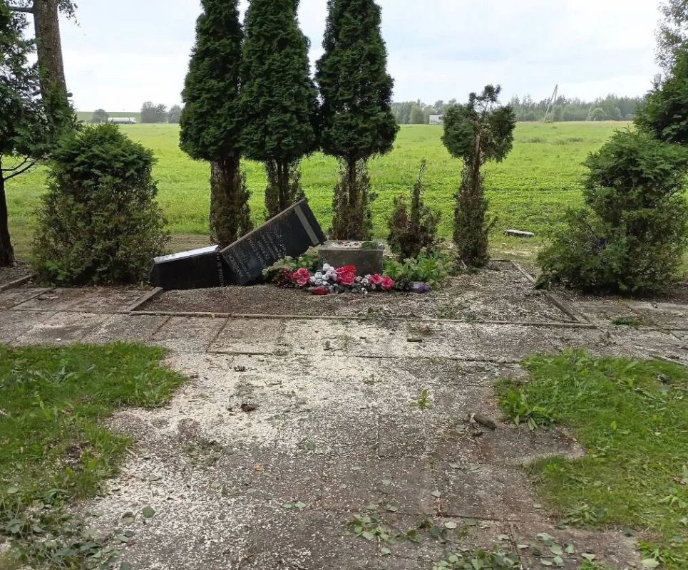 Вандалы разрушили памятник советским солдатам в Латвии