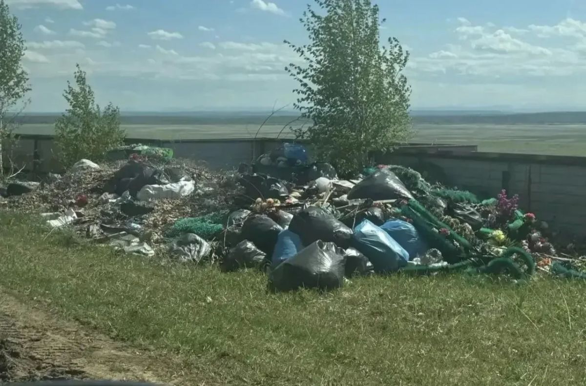 Свалки на кладбищах в Аларском районе убрали после вмешательства прокуратуры Свалки на кладбищах в Аларском районе убрали после вмешательства прокуратуры
