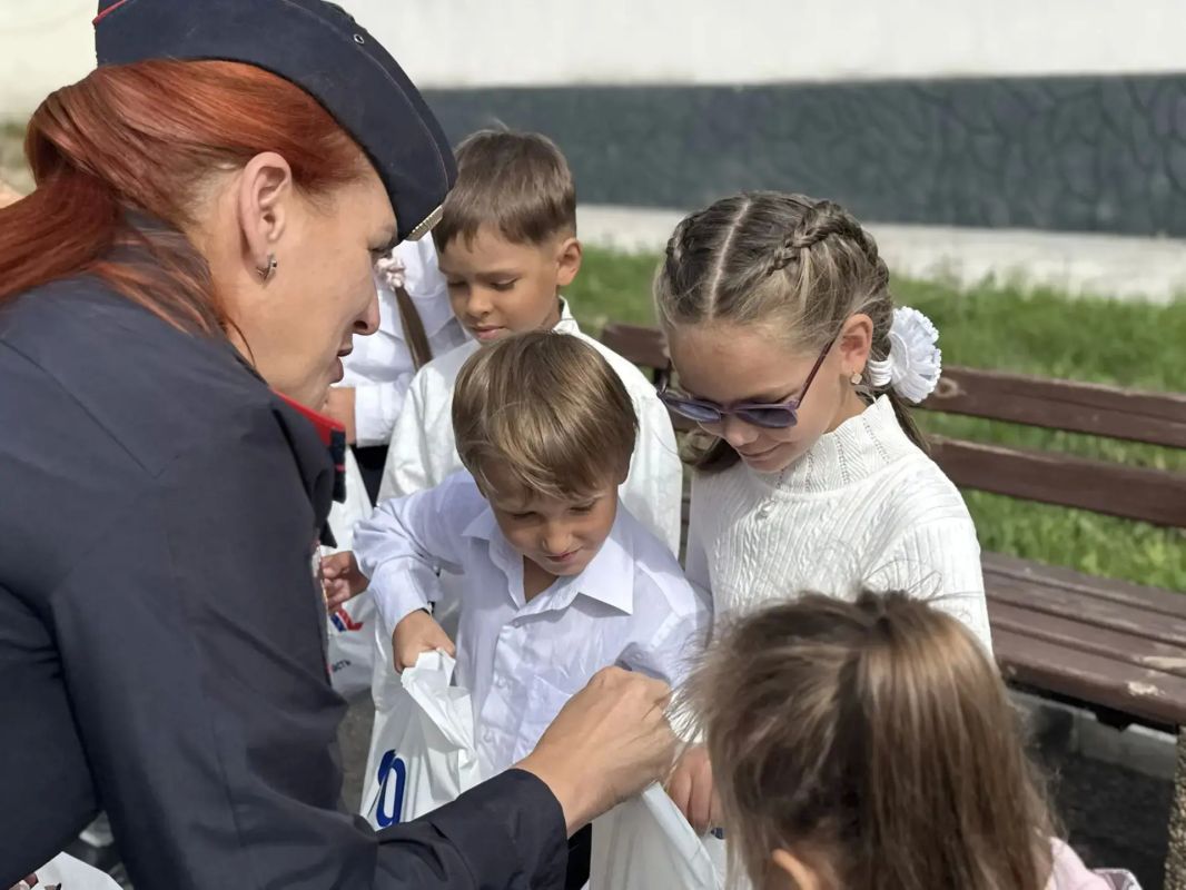 Сотрудники Госавтоинспекции приняли участие во Всероссийской акции «Помоги пойти учиться» Сотрудники Госавтоинспекции приняли участие во Всероссийской акции «Помоги пойти учиться»
