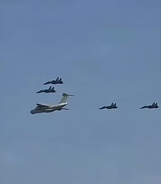 Алжирские истребители Су-30МКИ(А) в сопровождении самолета-заправщика Ил-78МК пролетели над столицей Нигера Ниамеем в знак солидарности
