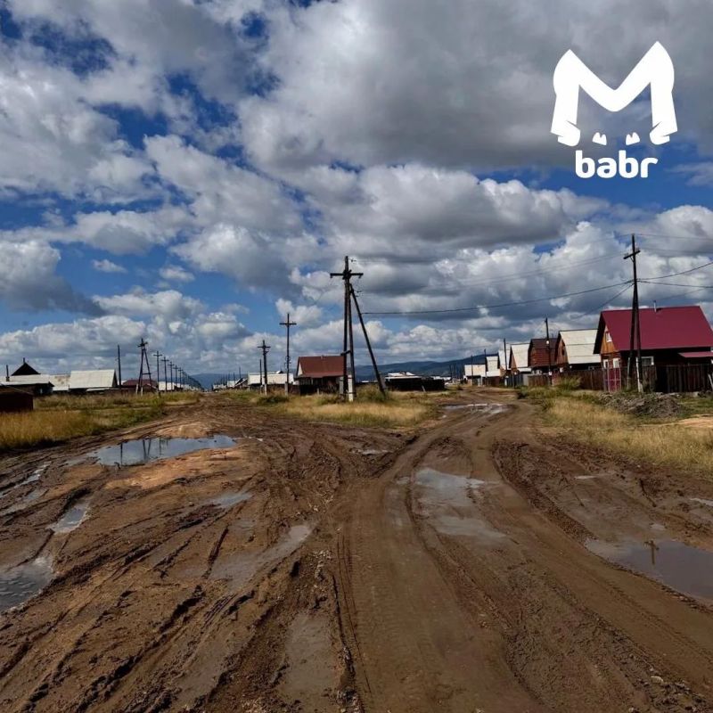 Машины застревают в грязи в пригороде Улан-Удэ Машины застревают в грязи в пригороде Улан-Удэ