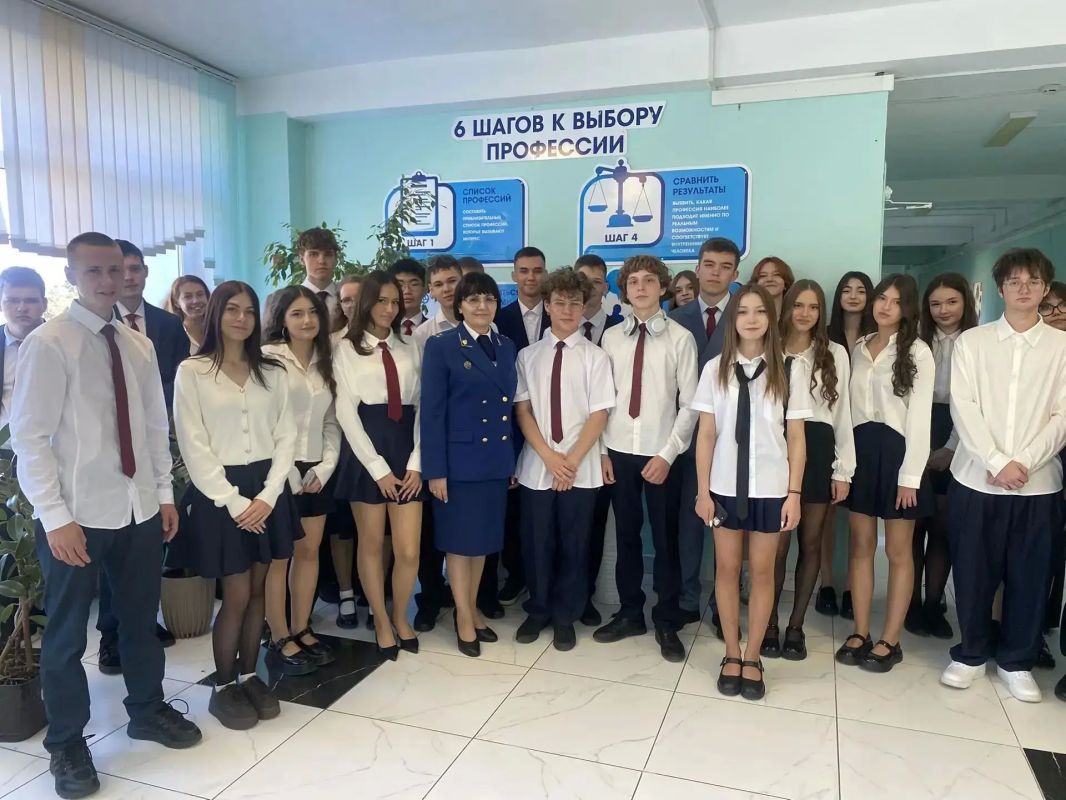 Заместители прокурора области Исаканова Л.Е. и Пирва Г.А. посетили Пивоваровскую среднюю школу и школу № 14 в Иркутске, поздравили детей с началом нового учебного года и провели открытие уроки Заместители прокурора области Исаканова Л.Е. и Пирва Г.А. посетили Пивоваровскую среднюю школу и школу № 14 в Иркутске, поздравили детей с началом нового учебного года и провели открытие уроки