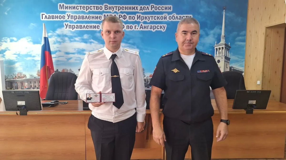 В Иркутской области состоялись торжественные церемонии вручения удостоверений молодым полицейским В Иркутской области состоялись торжественные церемонии вручения удостоверений молодым полицейским