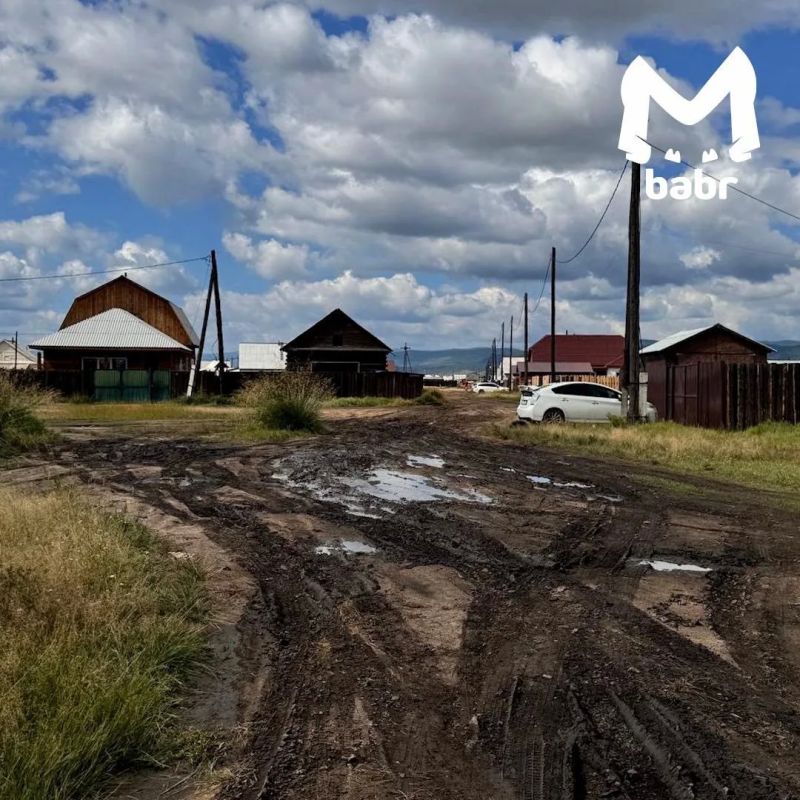 Машины застревают в грязи в пригороде Улан-Удэ Машины застревают в грязи в пригороде Улан-Удэ
