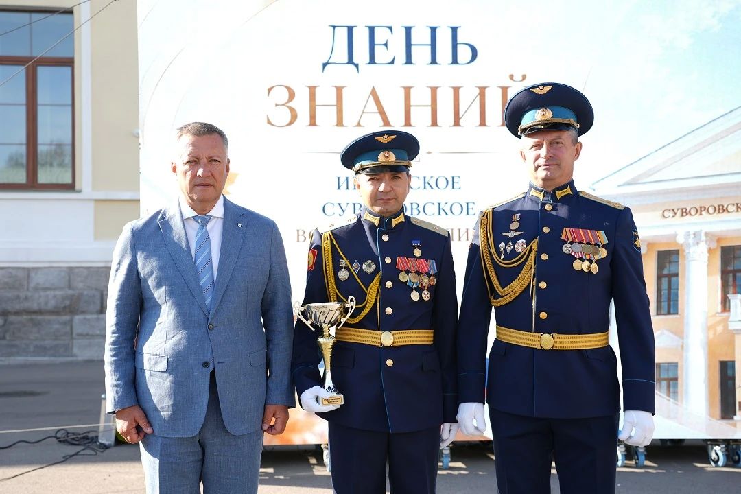 В День знаний в Иркутском суворовском военном училище заложили новую традицию по созданию памятной аллеи В День знаний в Иркутском суворовском военном училище заложили новую традицию по созданию памятной аллеи