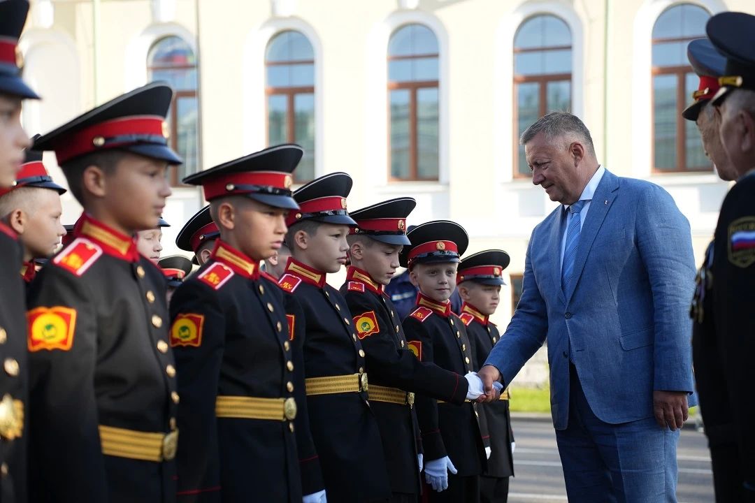 В День знаний в Иркутском суворовском военном училище заложили новую традицию по созданию памятной аллеи В День знаний в Иркутском суворовском военном училище заложили новую традицию по созданию памятной аллеи