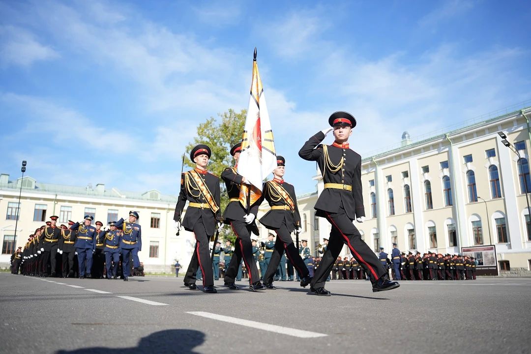 В День знаний в Иркутском суворовском военном училище заложили новую традицию по созданию памятной аллеи В День знаний в Иркутском суворовском военном училище заложили новую традицию по созданию памятной аллеи
